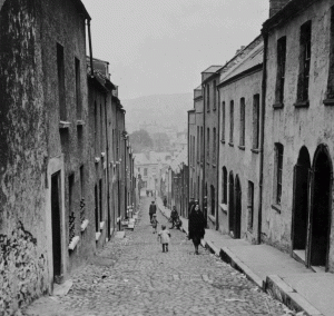 A_typical_Irish_street_in_Cork,_Ireland_LC-USZ62-123727